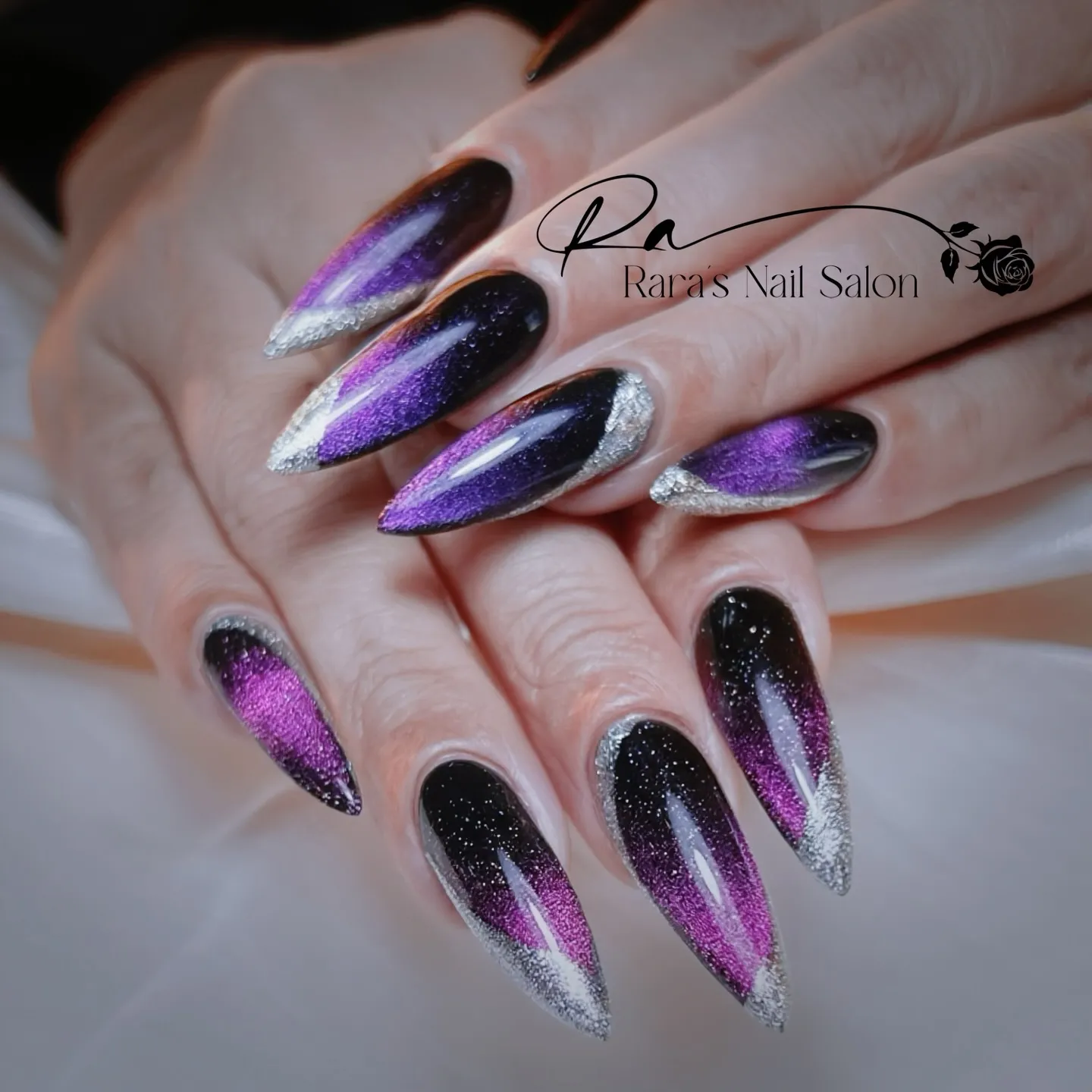 幻想的な夜空をイメージしたネイルデザインのご提案です。