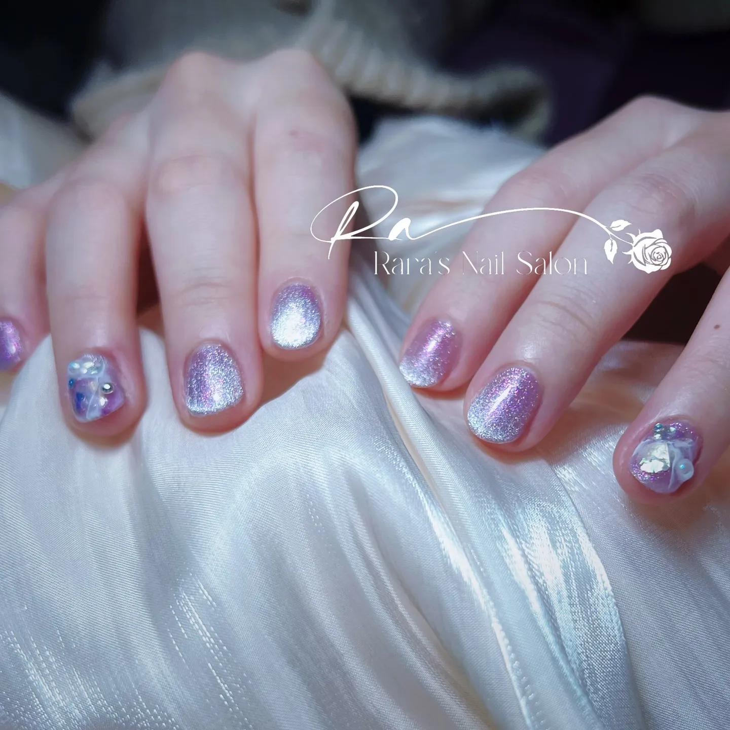 ピンクカラーのマグネットにキラキラとしたシルバーの粒子がまる...