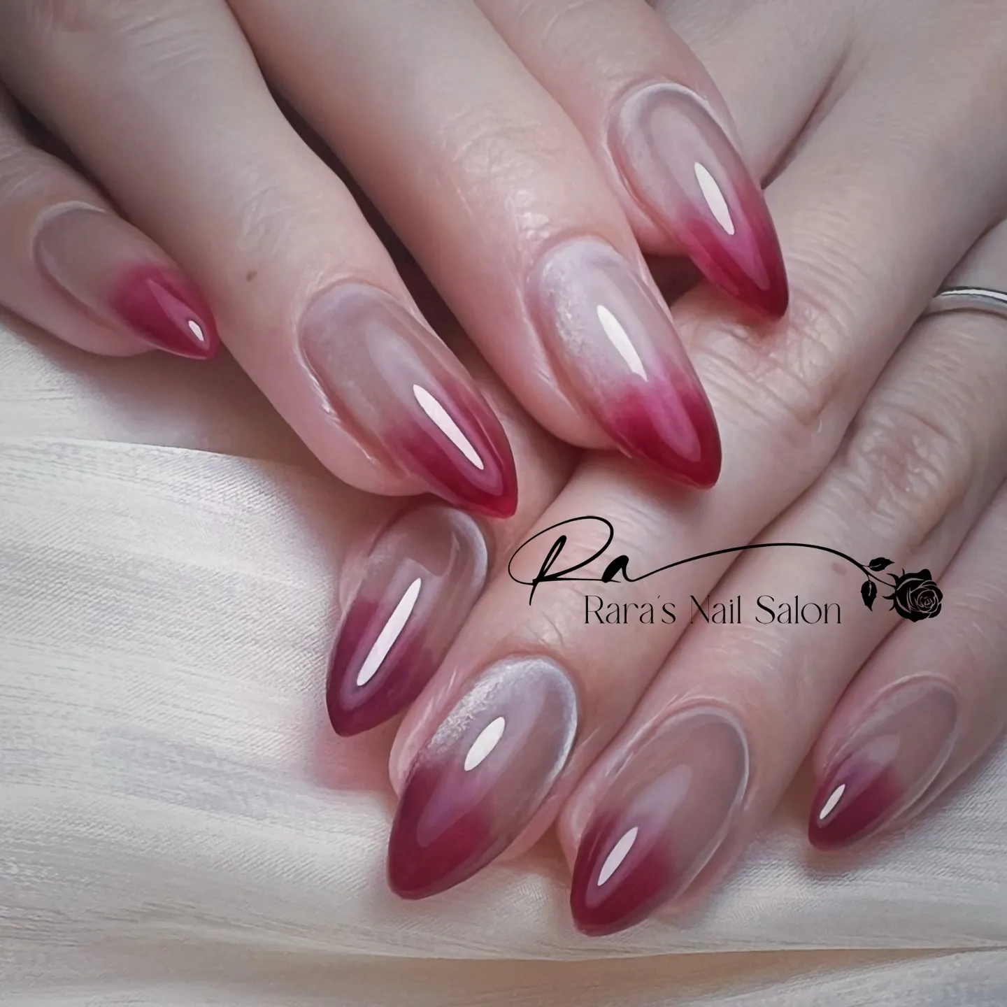 くすみカラーが主役のこちらのネイルデザインは、大人の魅力を引...