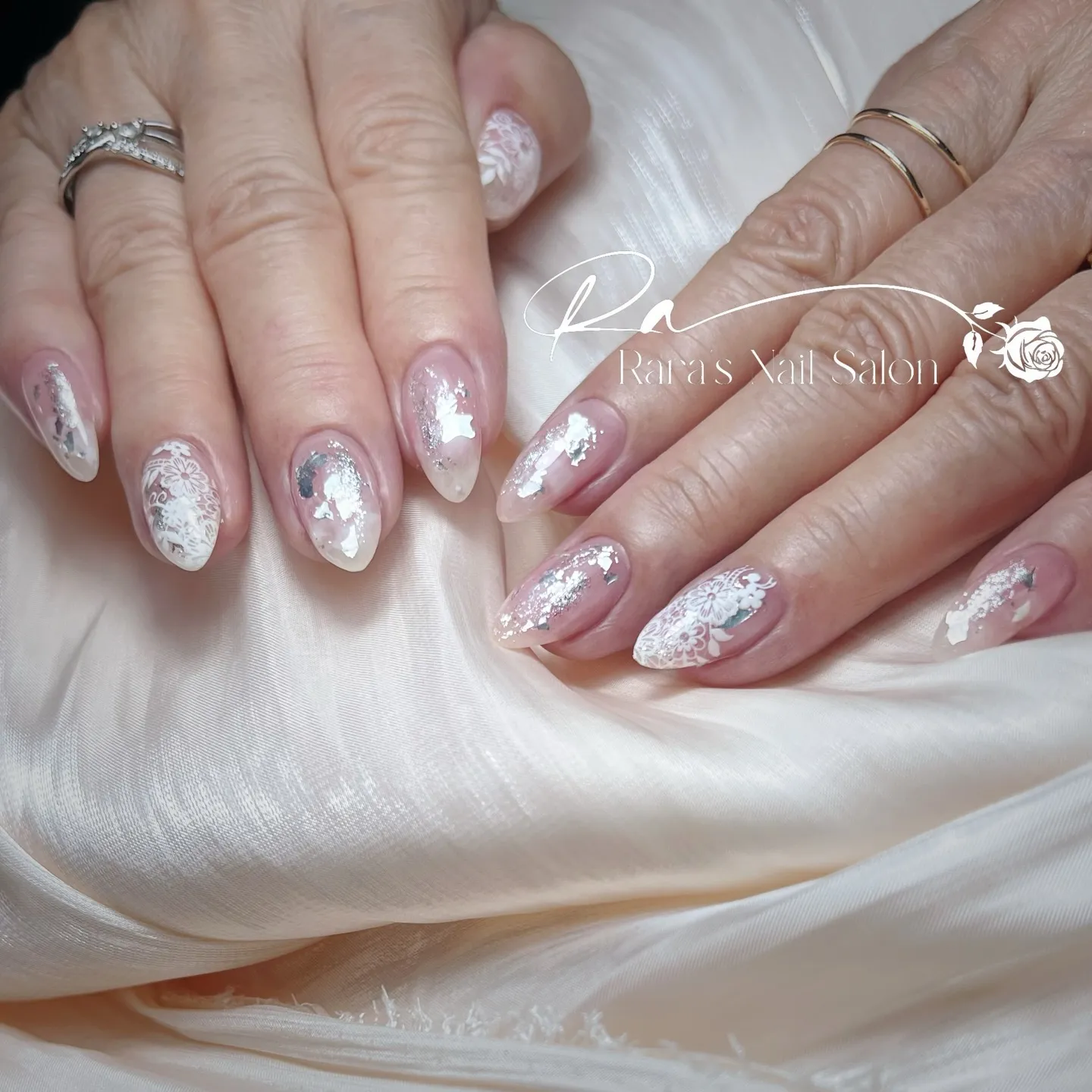 透け感のあるホワイトにシルバーの箔をプラスして、もっとキラキ...