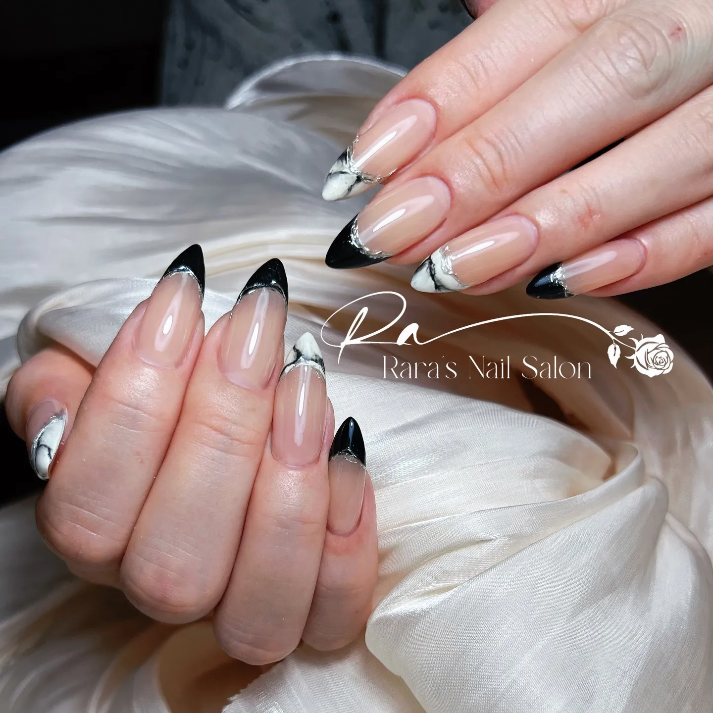 大人の上品さが際立つデザイン、黒と大理石柄のフレンチネイルで...