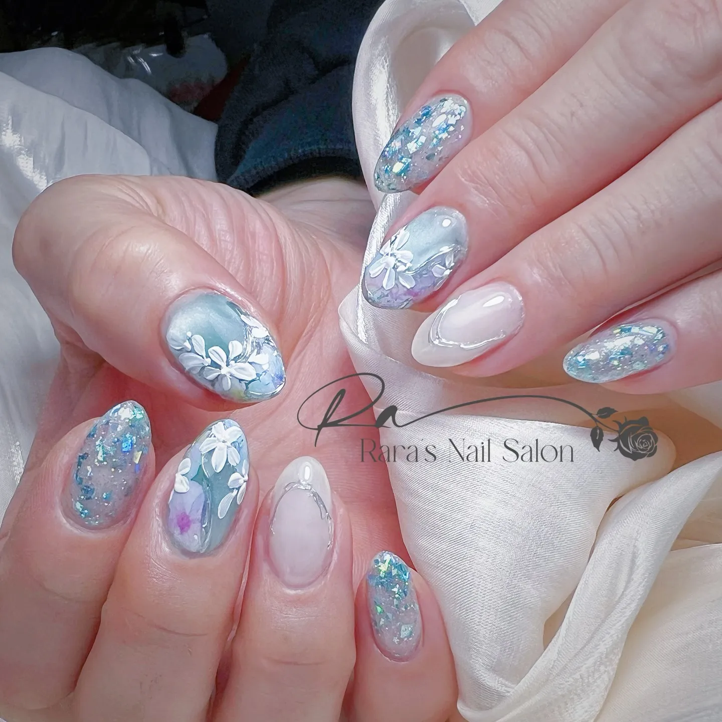 青色を基調にし、ピンクや紫色を重ね合わせることで、デザインに...